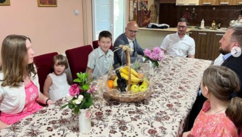NAŠ ZADATAK JE DA BUDEMO ODGOVORNI PREMA VIŠEDETNIM PORODICAMA: Premijer Vučević posetio porodicu Vasilijević iz Rakovice (FOTO)
