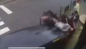 SNIMAK UŽASA NA MILJAKOVCU: Automobil u velikoj brzini pokosio ljude na trotoaru (VIDEO)