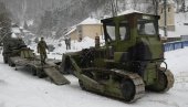 VOJSKA PROBIJA SMETOVE: Započelo raščišćavanje lokalnih puteva do zavejanih sela u opštini Crna Trava