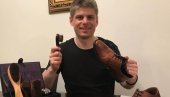 KOMPLET ČETKI ZA VISOK SJAJ: Arno Gujon izglancao cipele pred početak nove radne sedmice