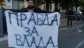 OKUPLJA SE NAROD ISPRED VLADE CRNE GORE: Protest u Podgorici zbog smene Leposavića, ljudi zahtevaju pravdu!