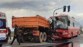 FOTOGRAFIJA SA MESTA SAOBRAĆAJKE KOD ŽELEZNIKA: Sudarili se autobus i kamion, povređeni prevezeni na VMA