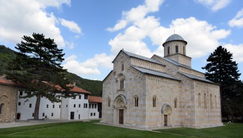 ПОЛОМИЛИ ЗУБЕ НА ДЕЧАНИМА: Крах акције власти у Приштини, покушале да спрече да се српски манастир нађе на листи најугроженијих
