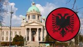 ALBANSKA PROVOKACIJA ISPRED SKUPŠTINE: Policija momentalno reagovala, izgrednici privedeni