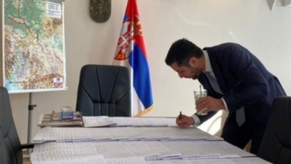 ВЕЖБАЊЕ ПОТПИСА: Томислав Момировић показао да уме да прими шалу на свој рачун