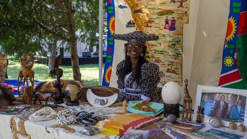 BOJE AFRIKE PRED PUBLIKOM Besplatni programi za decu, srednjoškolce i odrasle u muzeju na Senjaku
