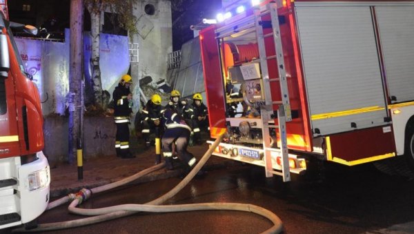 ПОЖАР У РАКОВИЦИ, ПОВРЕЂЕНА ДЕВОЈЧИЦА: Ватра беснела на шестом спрату зграде, људи се нагутали дима