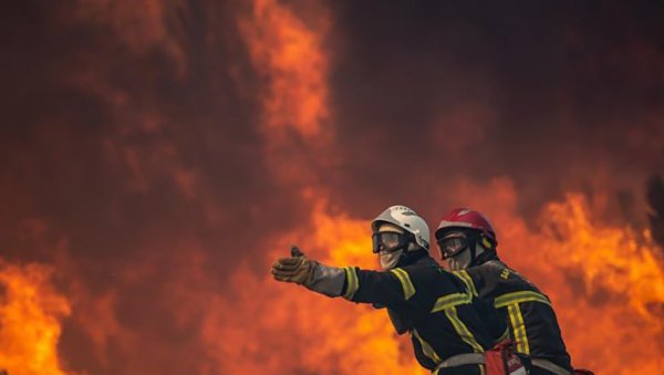 ЗАПАЛИО СЕ СПЛАВ НА САВСКОМ КЕЈУ: На терену 25 ватрогасаца са седам ватрогасних возила