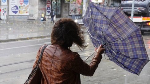 NEVREME PRAVI HAOS NA JUGU SRBIJE: Počupane metalne ograde, žena umalo nastradala zbog olujnog vetra u Nišu