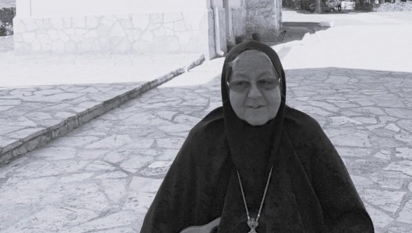 ЛИТУРГИЈА И ОПЕЛО: За упокојену мати Теодору игуманију манастира Грачаница