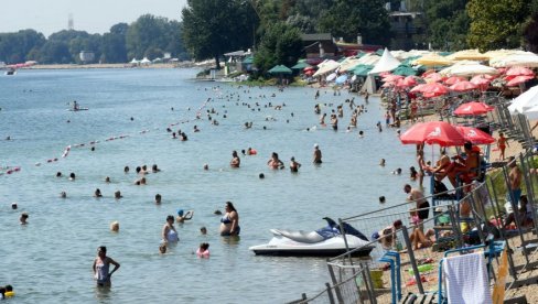 KRAJ SEZONE ALI KUPAČI NE ODUSTAJU: Na Savskom jezeru građani tražili spas od vrućina, iako je kupanje zvanično završeno