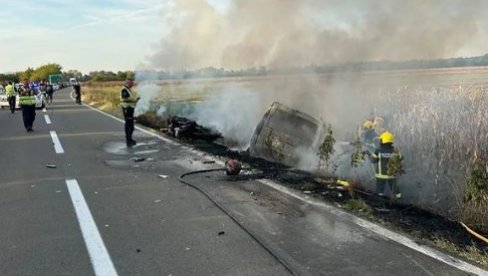 AUTOMOBIL SE ZAPALIO NAKON SUDARA SA MOTOROM: Teška nesreća na putu Mladenovac-Topola, strahuje se da ima mrtvih (FOTO)