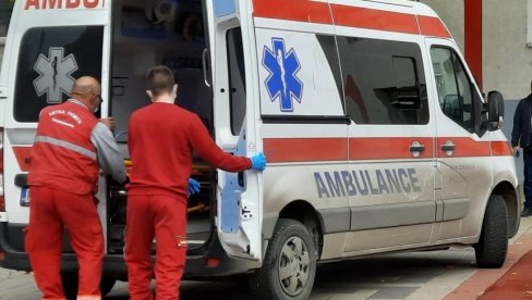 POVREĐENI MAJKA I MALOLETNO DETE: Teška saobraćajna nesreća u Nišu, automobil se od siline udara prevrnuo na krov
