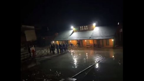 POTONUO SPLAV U SMEDEREVU: Noćas bilo svečano otvaranje, gosti uspaničeno vrište i beže kroz vodu koja nadire