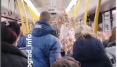 PEVALI SU LIJEPA NAŠA, A JA BOŽE PRAVDE Nesvakidašnja proslava Badnjeg jutra u autobusu u Beogradu (VIDEO)