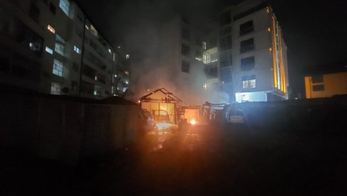 CRNI DIM NAD LOZNICOM: Gore garaže u centru grada, vatrogasci se bore sa vatrenom stihijom (FOTO/VIDEO)