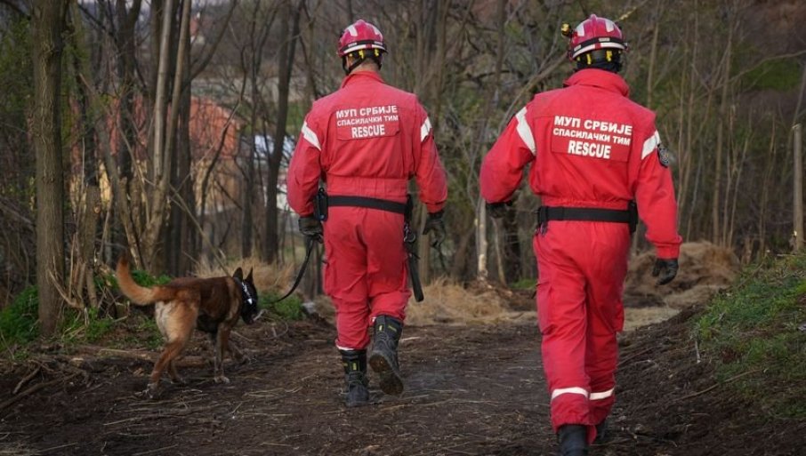 U BANJSKO POLJE NOĆAS STIGLO HITNO POJAČANJE ZBOG NESTALE DEVOJČICE: Spasilački timovi sa psom u akciji na mestu gde je nestala Danka