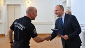 OSTVARILI IZUZETNE REZULTATE: Gradonačelnik  Novog Sada Milan Đurić uručio nagrade najboljim policajcima i vatrogascima (FOTO)