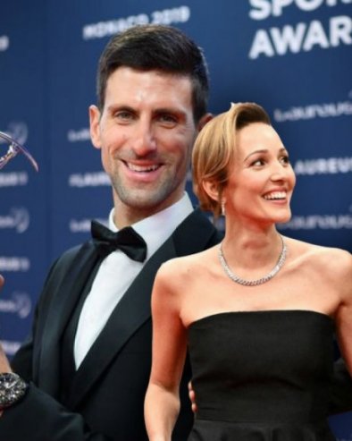 HIT: Vidite šta je Jelena radila dok je Novak primao nagradu (FOTO)