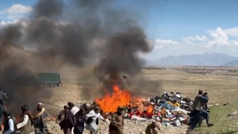 ТАЛИБАНИ НА ДЕЛУ: Погледајте како се у Авганистану уништава алкохол и дрога (ВИДЕО)