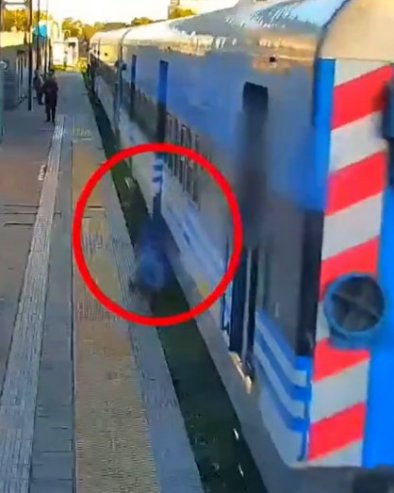PUKOM SREĆOM PREŽIVELA: Žena pokušala da uđe u voz u pokretu, kamere zabeležile jeziv momenat (VIDEO)