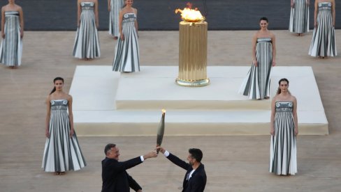 КРЕНУЛО ЈЕ ОДБРОЈАВАЊЕ: Грчка предала олимпијски пламен организаторима Игара у Паризу 2024. године