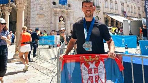 SAŠA PETROVIĆ BAŠ NEUMORAN:  Paraćinac istrčao polumaraton u Dubrovniku (FOTO)