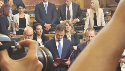 POLAGANJE ZAKLETVE U SKUPŠTINI SRBIJE: Stigao i predsednik Aleksandar Vučić (VIDEO)