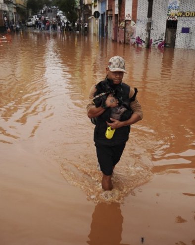 CRNE BROJKE RASTU: Sve više mrtvih u stravičnim poplavama, na desetine ljudi nestalo (FOTO)