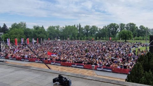 ХИЉАДЕ ЉУДИ ИСПРЕД ПАЛАТЕ СРБИЈА: Велики број грађана дошао да поздрави Си Ђинпинга