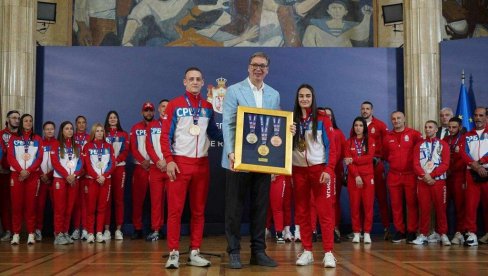 PREDSEDNIČE VUČIĆU, HVALA TI! Vlada Republike Srbije nagradila bokserske šampione i njihove trenere za uspehe na Evropskom prvenstvu