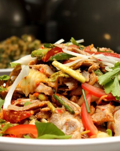 SALATA OD GRILOVANE SVINJETINE: Iskoristite sezonsko povrće za salatu na tajlandski način