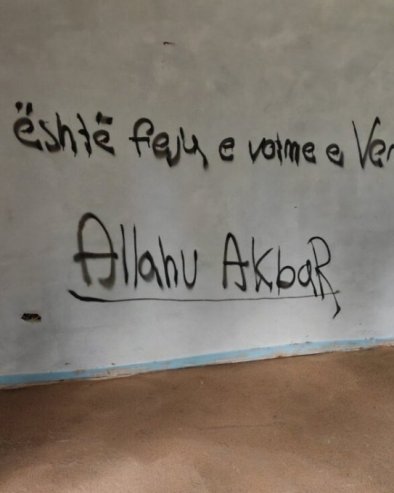 OSKRNAVLJENA SRPSKA CRKVA NADOMAK PEĆI: Vandali na zidovima ispisivali grafite, Eparhija izrazila veliku zabrinutost (FOTO)
