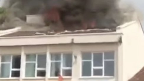MALI MATURANTI ZAPALILI ŠKOLU: Požar izazvali bakljama, policija i vatrogasci hitno reagovali (VIDEO)