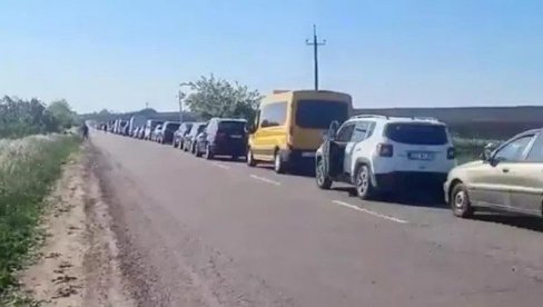 ШТА СЕ ТО ДЕШАВА У УКРАЈИНИ, СВИ БЕЖЕ: Стотине аутомобила на граници са Пољском, настао потпуни колапс
