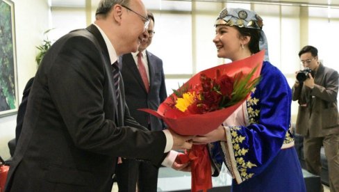 МАГДАЛЕНА ДОБРОДОШЛИЦУ ПОЖЕЛЕЛА НА КИНЕСКОМ: Ученица из Лепосавића дочекала кинеску делегацију