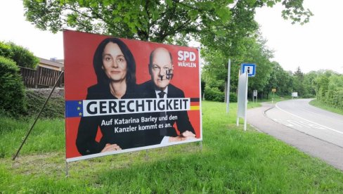 ŠOLC KAO HITLER: Jasna poruka Nemaca kancelaru na bilbordu - snimak govori više od reči