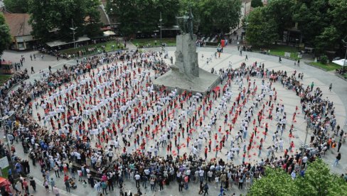 RAZIGRANA MLADOST SRBIJE: Tradicionalni Maturski ples na centralnom Trgu u Kraljevu