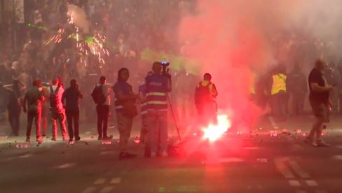 BLOKADERI BRUTALNO NAPALI POLICIJU, PA KRENULI DA PALE BEOGRAD: Fašisti prave haos - bacaju kamenice, pale kontejnere, bacaju topovske udare