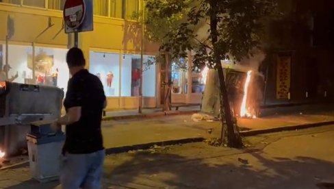 ČIST FAŠIZAM BLOKADERA! Bacali kamenje, topovske udare, razbijali i palili - demolirane prostorije SNS, napadnuta i policija