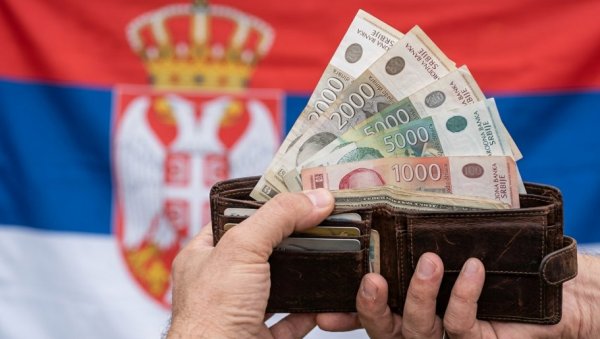 ЕВО КАДА ГРАЂАНИ ТАЧНО МОГУ ДА ОЧЕКУЈУ ДОДАТНИ НОВАЦ: Плате и пензије иду ка горе и пре Нове године