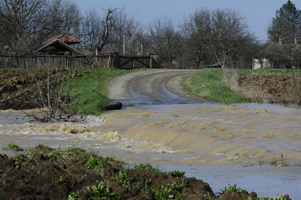И даље поплављено на стотине кућа док је у 13 општина и даље на снази ванредно стање