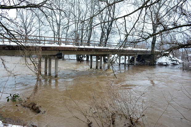 ПОПЛАВА ПРЕТИ ЗАЈЕЧАРУ: Наилази поплавни талас висине два метра, прети рушење моста (фото)
