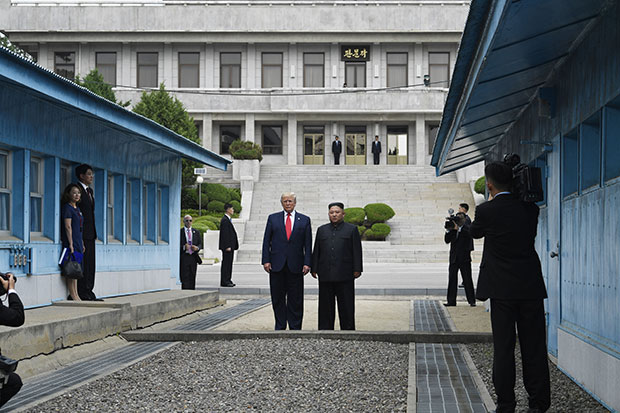 Трамп и Ким се руковали затим неколико корака ушли на територију Северне Кореје