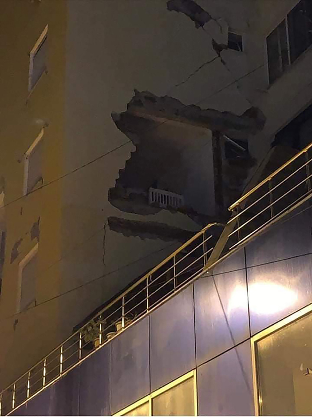 Разоран земљотрес погодио Албанију: Расте број жртава, најмање 600 повређених, срушене зграде и куће (фото, видео)