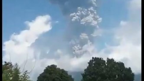 ALARM NA INDONEŽANSKOM OSTRVU: Zbog erupcije vulkana Ibu najviši nivo uzbune (VIDEO)