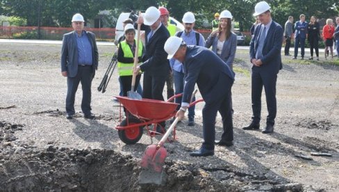 Novi hram obrazovanja u Kraljevu: Šarčević položio kamen temeljac za izgradnju nove OŠ „Sveti Sava“ (FOTO)