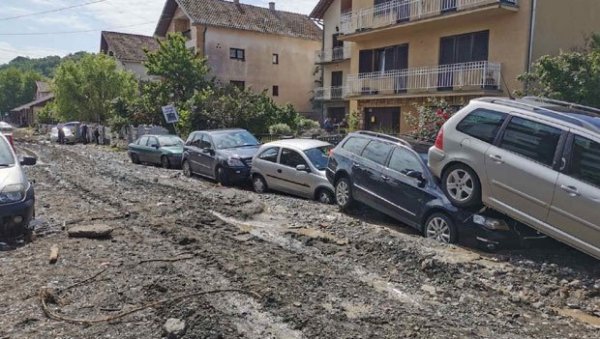 Дан после незапамћених падавина: Улице прекривене муљем и блатом, оштећени аутомобили (ФОТО)