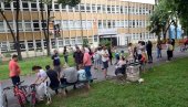 Roditelji traže smenu direktorke: Protest ispred OŠ “Đuro Strugar”