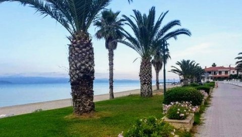 Уздају се у долазак Срба: Празне плаже у Пефкохорију, надају се новим гостима из наше земље (ФОТО)